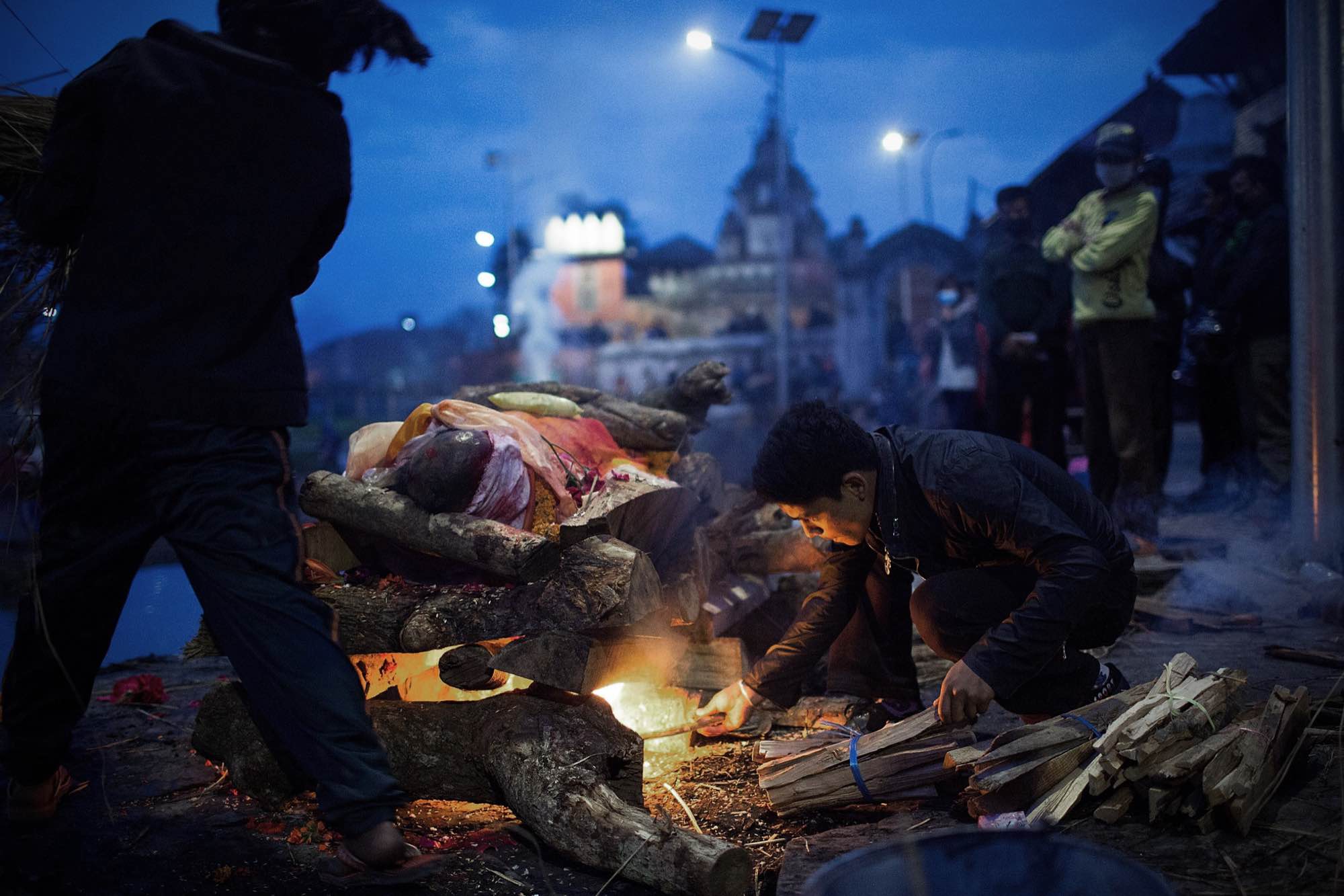 Kathmandu residents perform cremation rituals for loved ones killed in a devastating earthquake at the Pashupatinath Temple in Kathmandu, Nepal on April 29,…